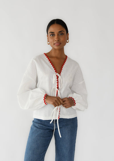 Blouse à nouer avec bordures contrastantes