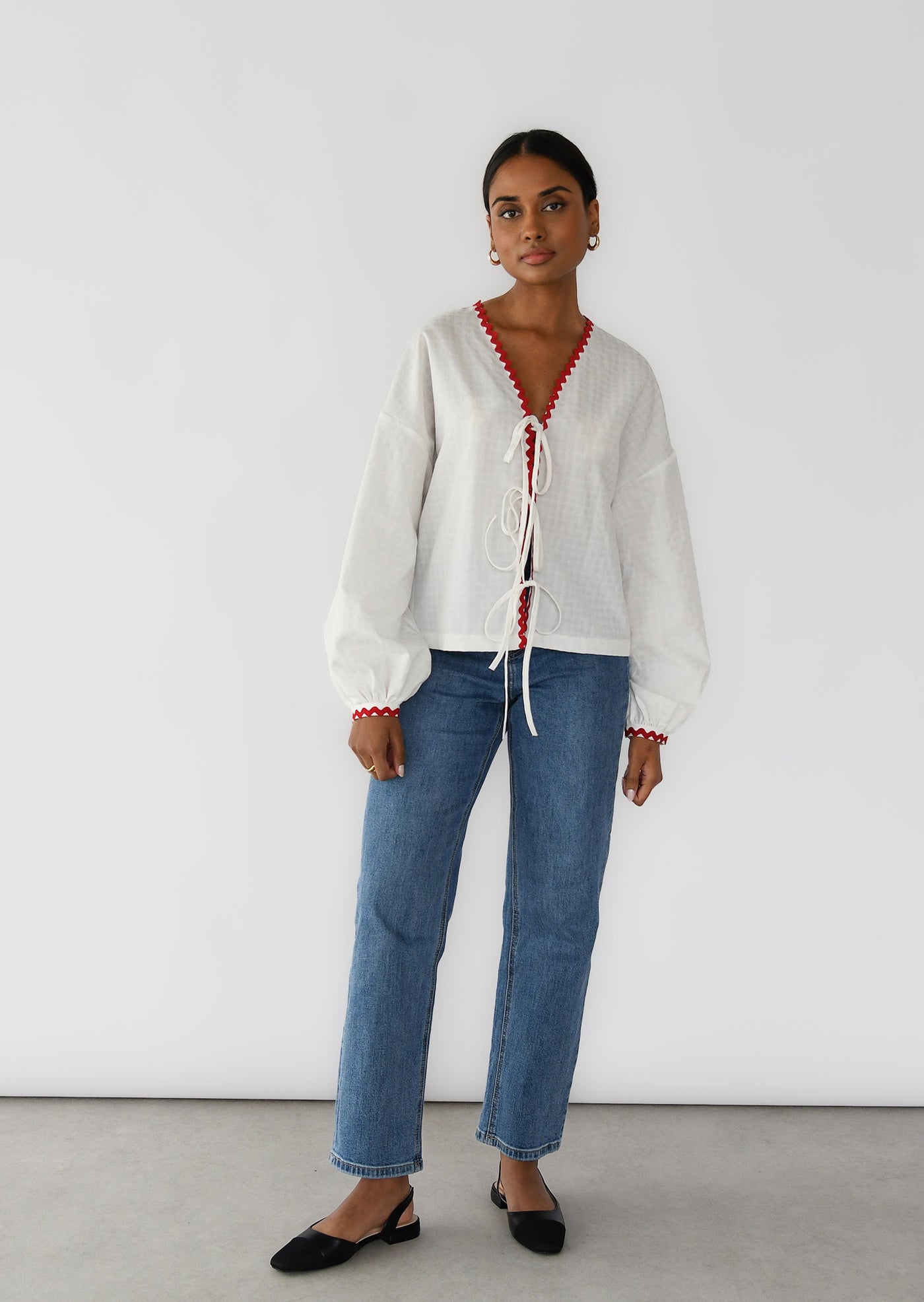 Blouse à nouer avec bordures contrastantes