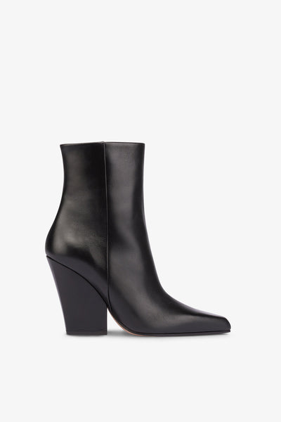 Pointed ankle boots in smooth black leather