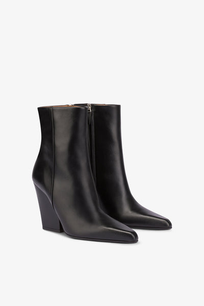 Pointed ankle boots in smooth black leather