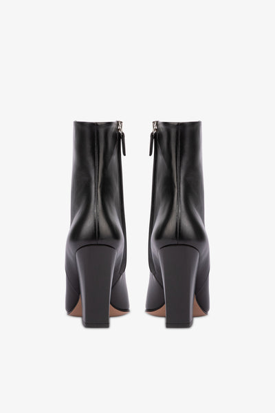 Pointed ankle boots in smooth black leather