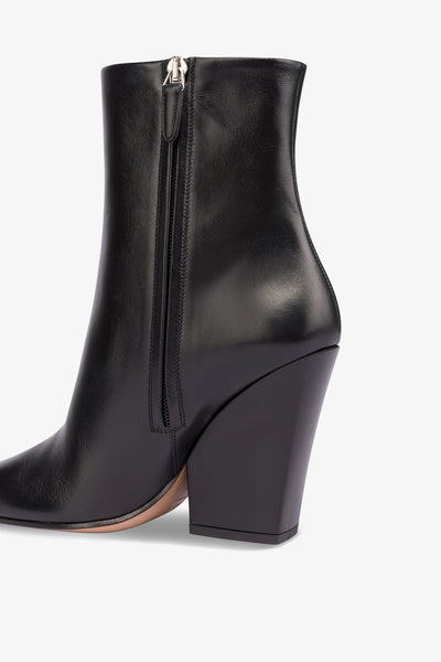 Pointed ankle boots in smooth black leather