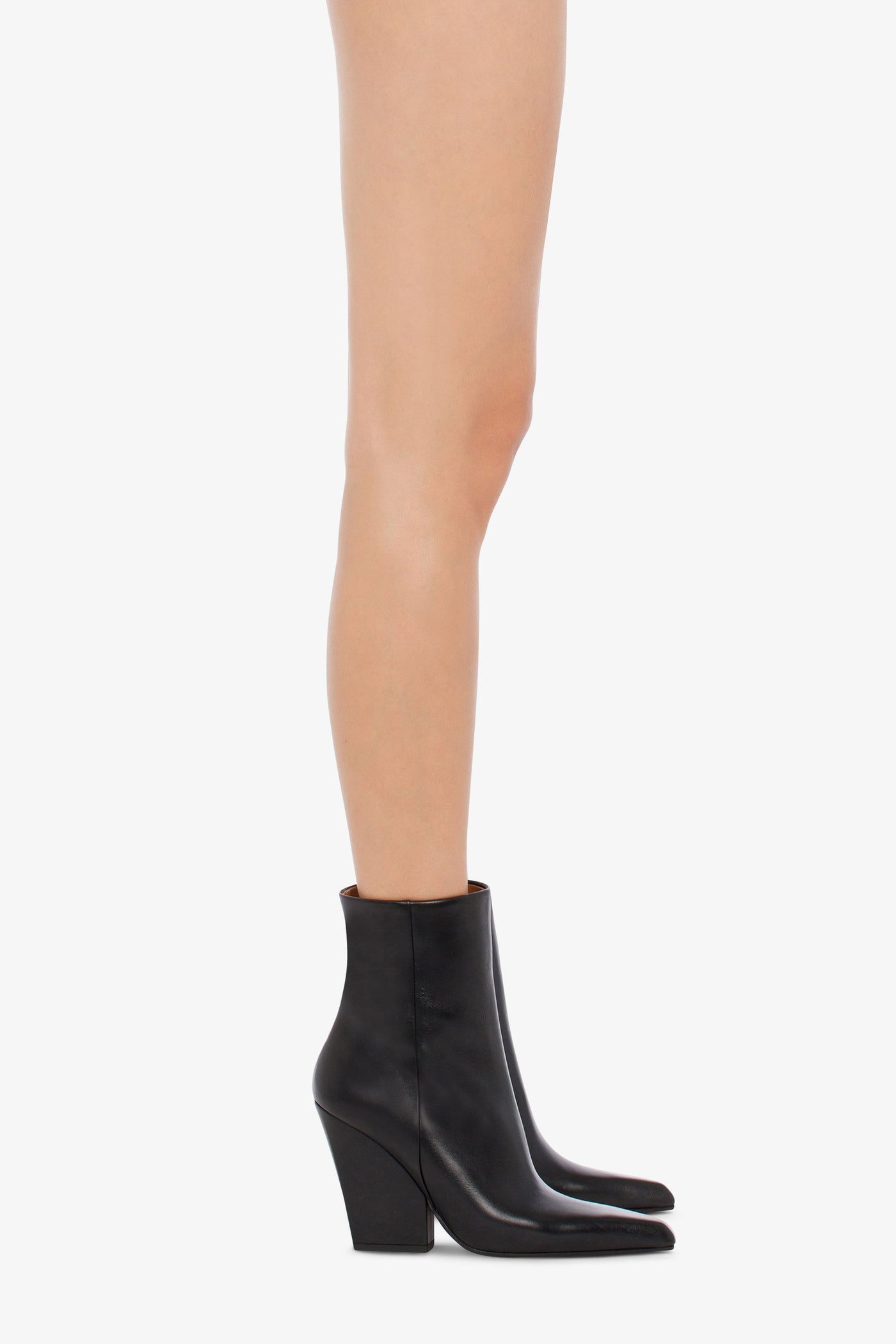 Pointed ankle boots in smooth black leather