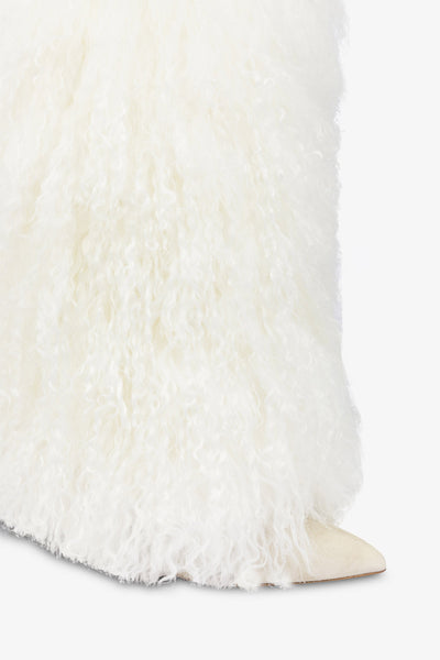 Boots in white faux fur