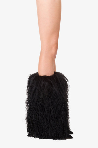 Boots in off-black faux fur